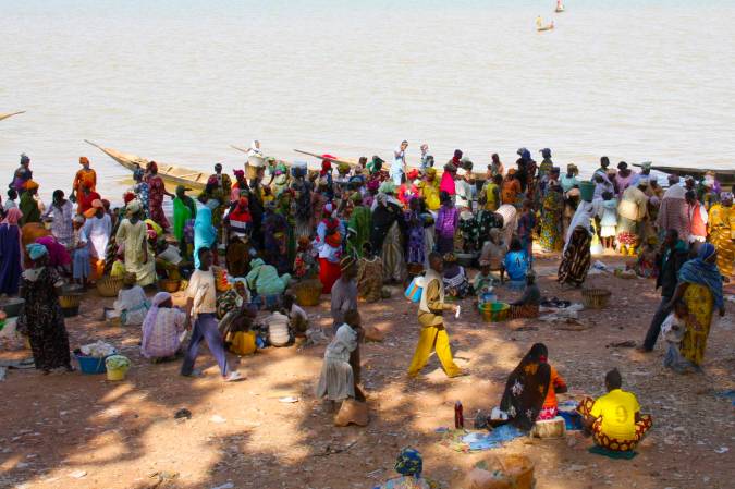 People on the bank of the Niger River, Mopti, Mali, Africa