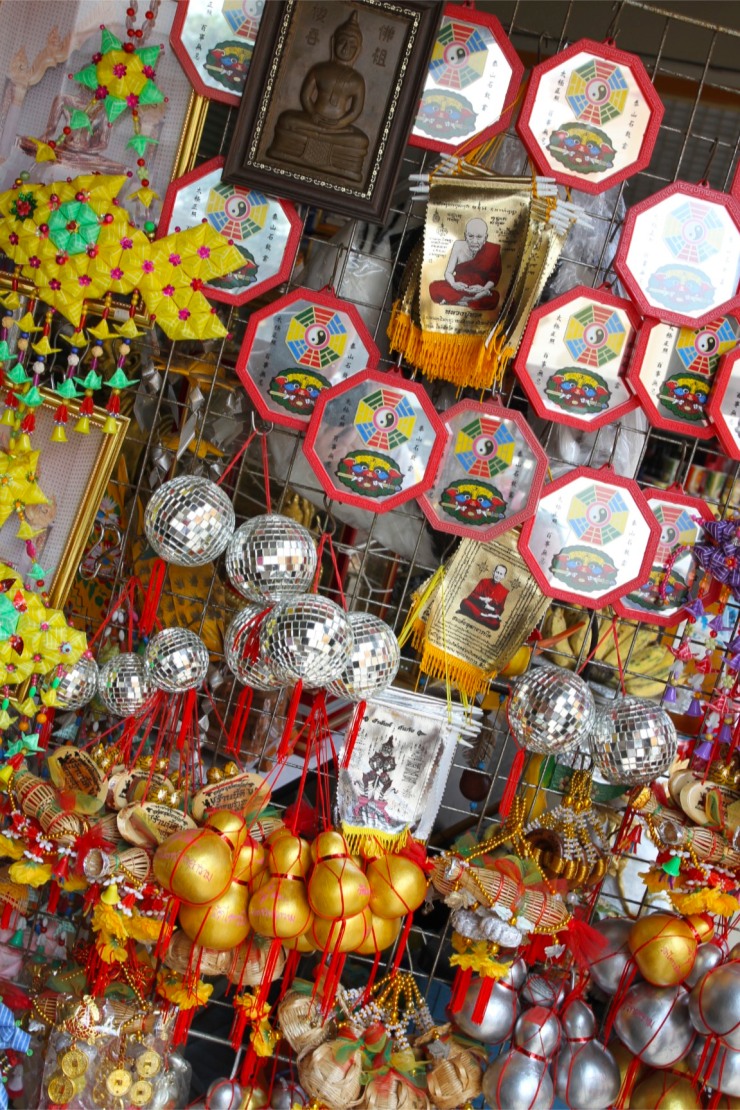 Offerings, Wat Traimit, Bangkok, Thailand