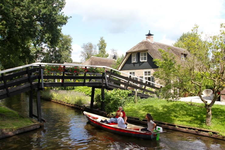 Giethoorn, the Venice of the Netherlands (apparently) – Notes from ...