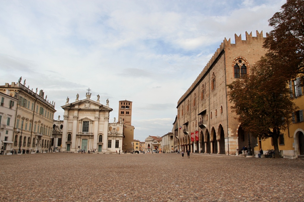 Mantua, worth travelling a thousand miles to see – Notes from Camelid ...